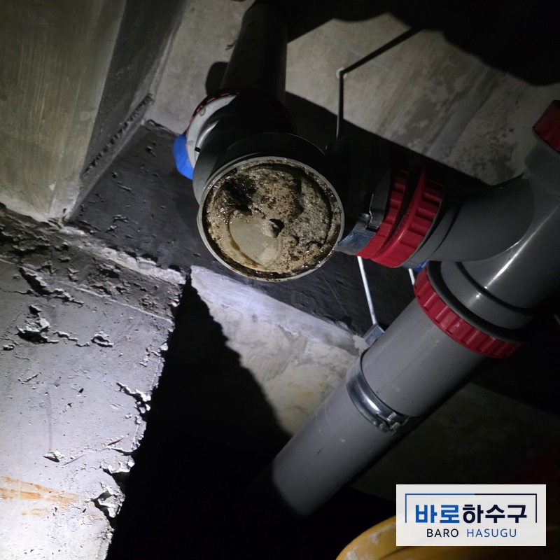 용인시 기흥구 천장 아래 배관 이음새를 풀어 안쪽 확인